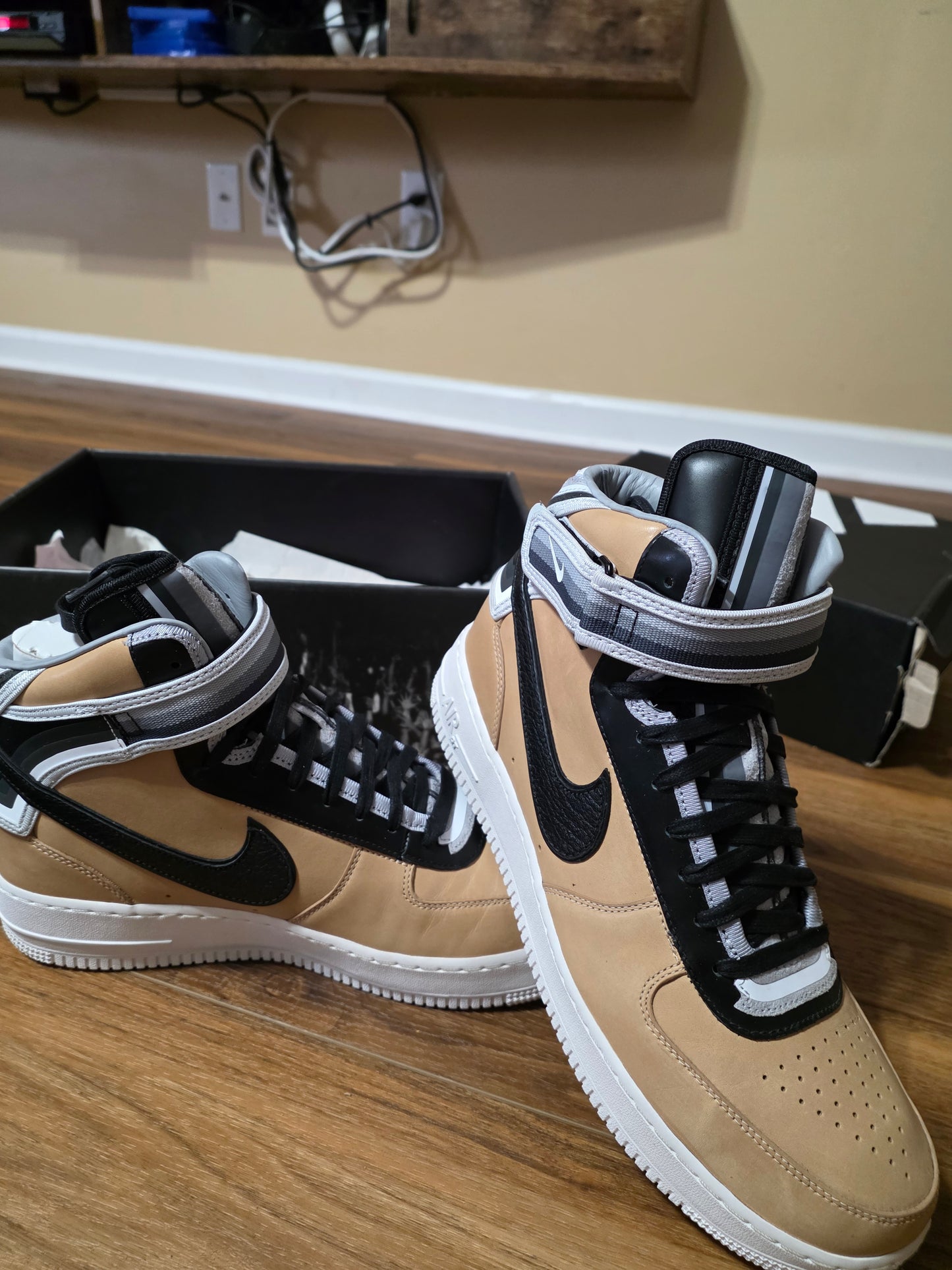 Nike Air Force 1 - Tan/Black Colorway