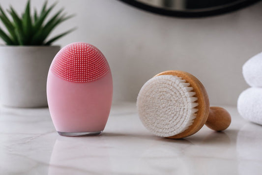 Facial Cleansing Brush vs Manual Scrubbing: 2026 Guide